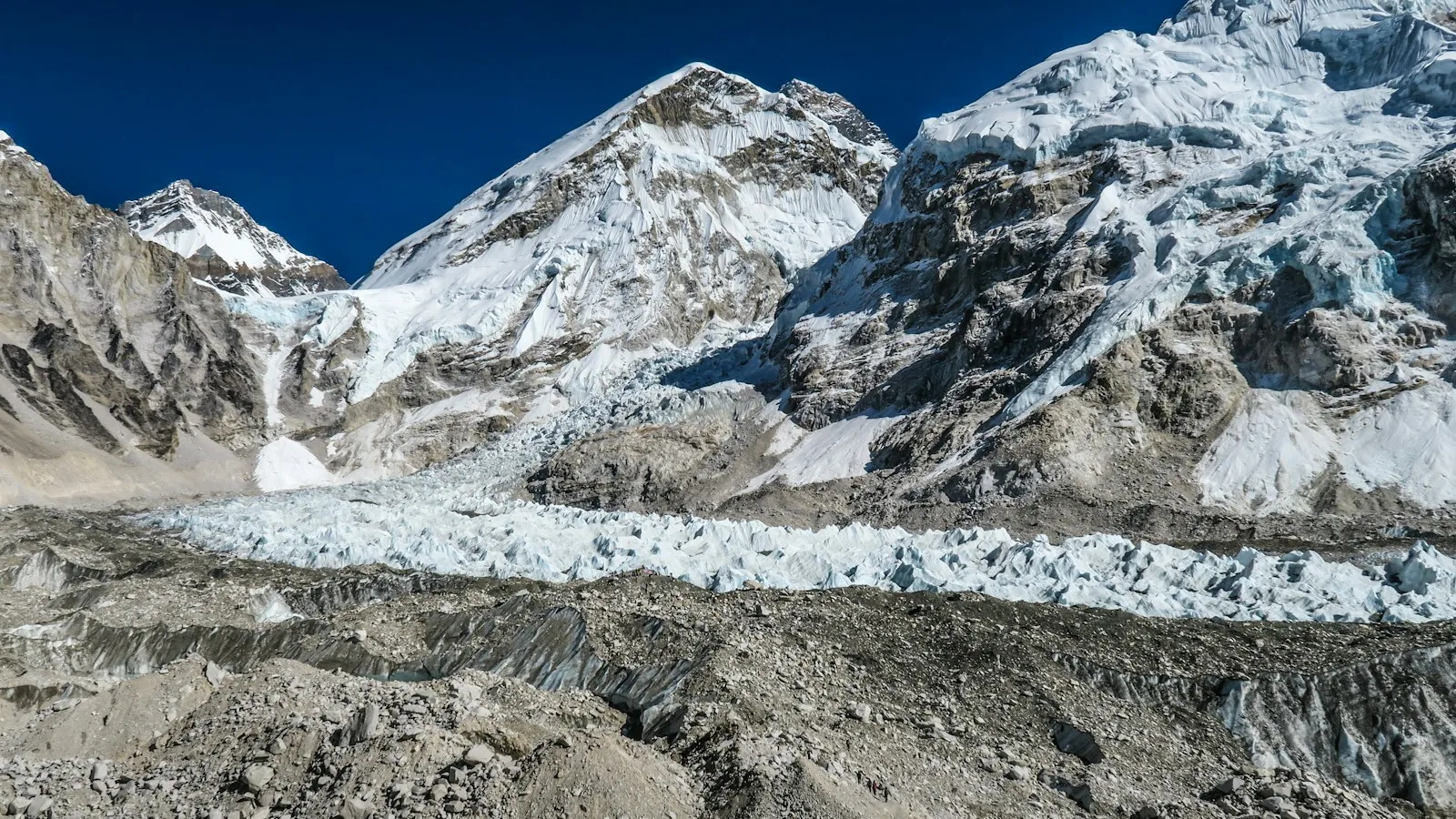 File photo: the Everest Base Camp trail in the Khumbu, Nepal — the region unaffected by the 2026 Rasuwa flood