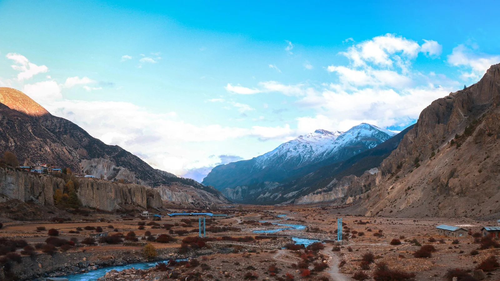 Explore the stunning mountain views of Manang, Gandaki Province, Nepal's natural beauty.